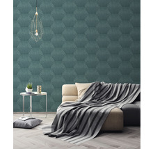 Wohnzimmer mit Sofa und gemusterter Tapete