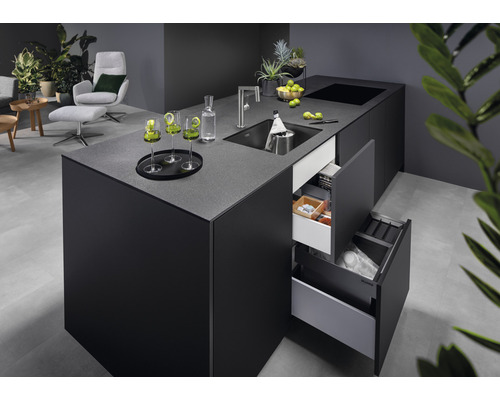 Cuisine moderne avec évier, robinet et système de tiroirs ouverts pour le rangement