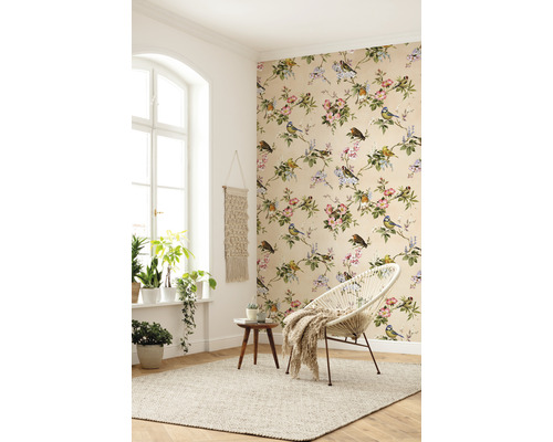 Pièce lumineuse avec papier peint fleuri, fauteuil rond et plantes d''intérieur