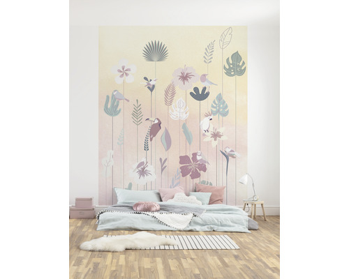 Chambre avec papier peint photo à motif floral et motifs d''oiseaux.