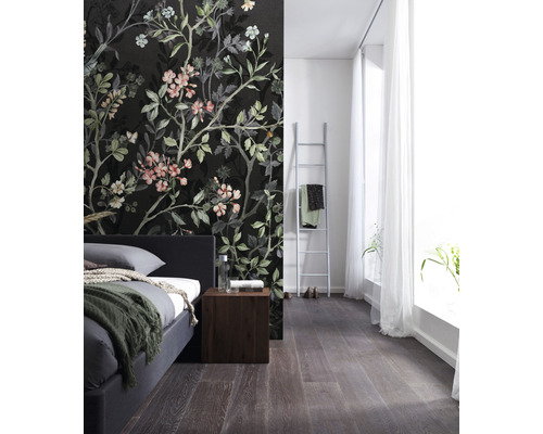 Schlafzimmer mit floraler Tapete, Bett, Holzfußboden und Leiter