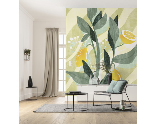 Salon avec papier peint motif citron, fauteuil et table