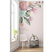 Vue d''une pièce avec un sticker mural floral, une chaise et une étagère
