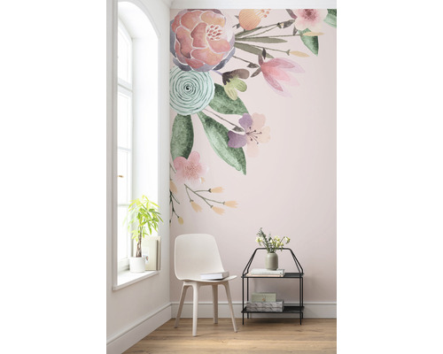 Vue d''une pièce avec un sticker mural floral, une chaise et une étagère
