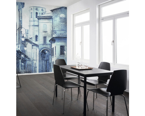 Pièce lumineuse avec papier peint photo, table à manger avec chaises et deux fenêtres