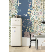 Küche mit Kühlschrank der Marke Smeg und geblümter Tapete