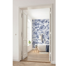 Helles Badezimmer mit Badewanne, Holzboden und Fototapete mit Orchideenmuster, aufgenommen durch eine geöffnete Tür.
