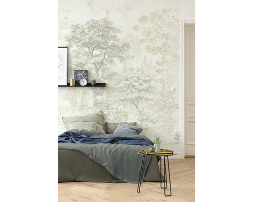 Chambre avec papier peint à motifs, lit et table de chevet