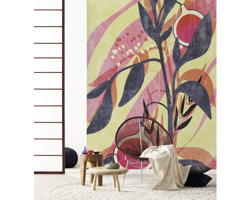 Salon avec papier peint à motifs, fauteuil et table d''appoint