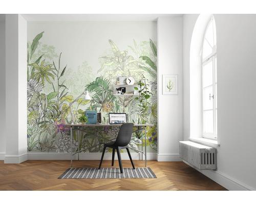 Pièce lumineuse avec papier peint plantes de la jungle, bureau et chaise