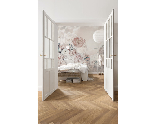 Chambre avec papier peint à motifs floraux et porte ouverte