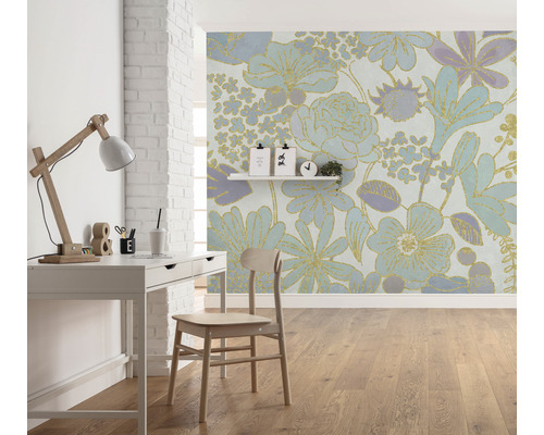 Une pièce avec un bureau, une chaise et un papier peint à motifs floraux.