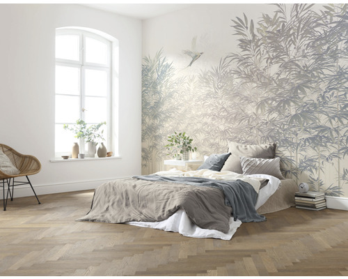 Chambre à coucher avec papier peint à motifs, lit et parquet