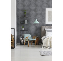 Chambre avec lit, fauteuil, étagère et papier peint à motifs gris