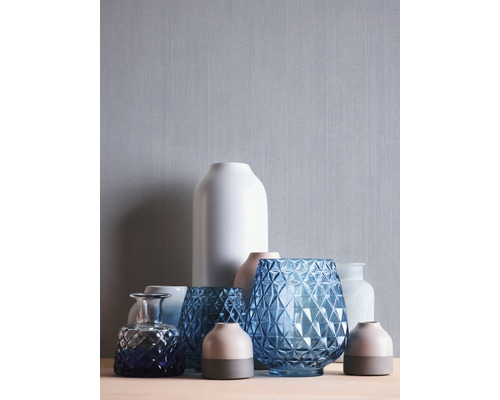 Arrangement de différents vases en verre et céramique