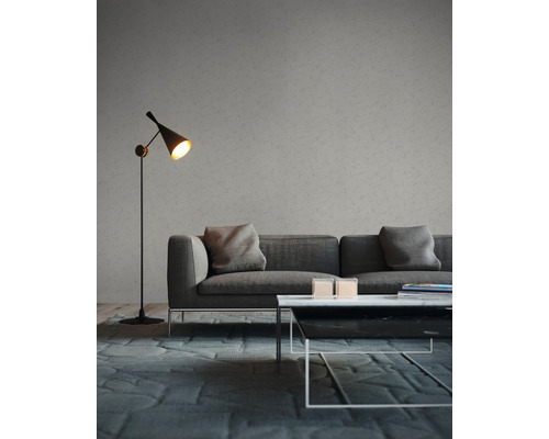 Wohnzimmer mit grauem Sofa, Couchtisch und Stehlampe