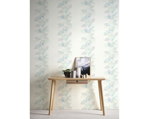 Wandgestaltung mit Tapete mit Pflanzenmuster über einem Holztisch