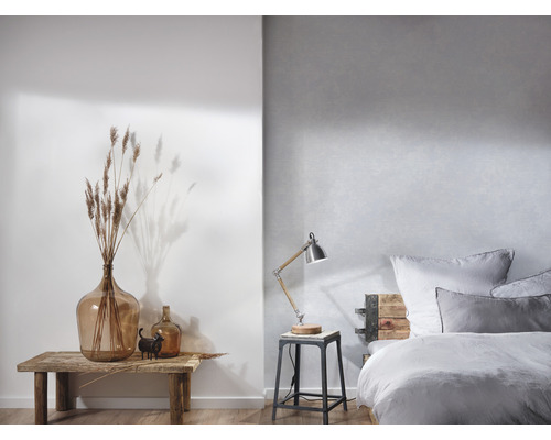 Chambre claire avec lit, lampe de chevet et décoration
