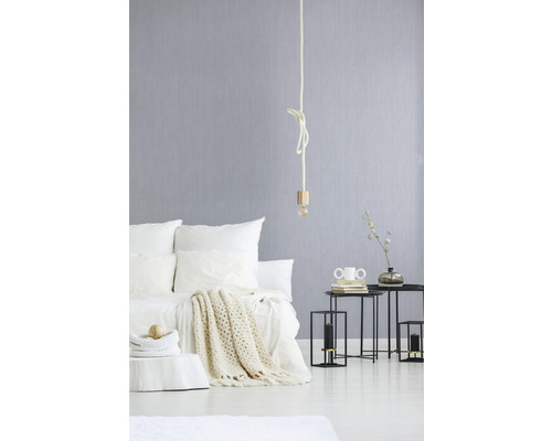 Chambre à coucher avec lit, tables de chevet et éléments décoratifs pour une ambiance cosy.