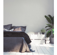 Chambre à coucher avec lit, table de chevet et plantes d''intérieur.