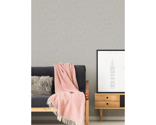 Scène d''intérieur avec papier peint, canapé, coussin, couverture, image et commode