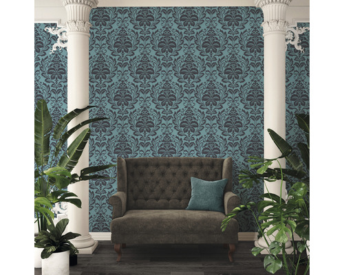 Dekorative Wand mit gemusterten Tapeten, Sofa und Pflanzen