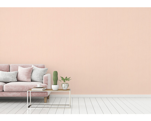 Wohnzimmer mit Sofa, Tisch und Zimmerpflanzen