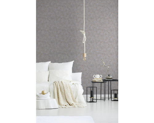 Chambre avec papier peint texturé, lit et tables d''appoint.