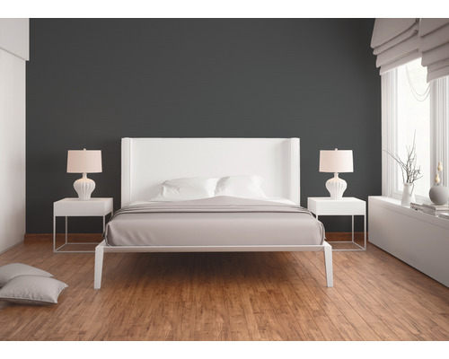 Schlafzimmer mit Doppelbett, Nachttischen und Lampen