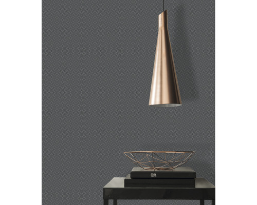 Tapete mit Muster, Pendelleuchte und Tischdekoration