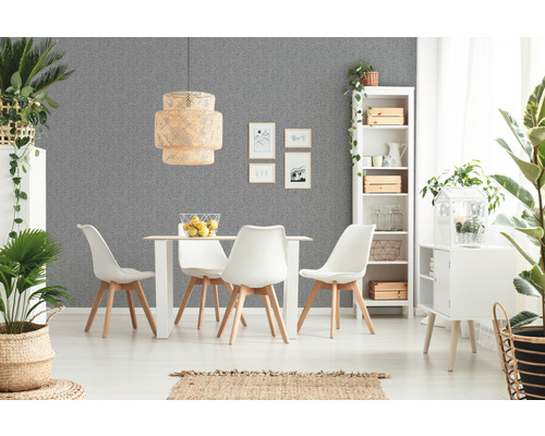 Wohnzimmer mit grauer Tapete, Esstisch und weißen Stühlen