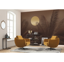 Wohnzimmer mit Palmentapete, zwei Sesseln, Regal und Teppich.