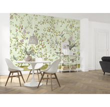 Une salle à manger avec un papier peint à motifs d''oiseaux et de fleurs, une table à manger et des chaises.