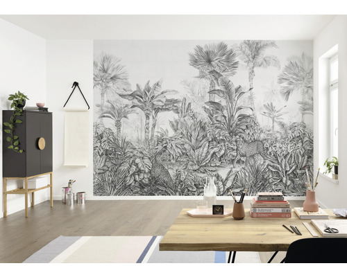 Espace de vie avec un papier peint photo sur le thème de la jungle, représentant des palmiers et des léopards.