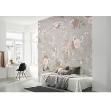 Dekoratives Schlafzimmer mit floral gemusterter Tapete als Blickfang