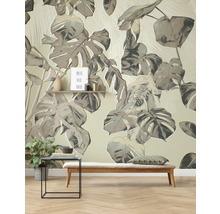 Dekoratives Interieur mit Pflanzenmuster-Tapete, Bank und Beistelltisch