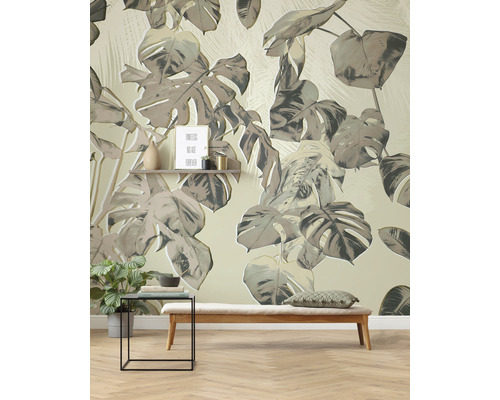 Dekoratives Interieur mit Pflanzenmuster-Tapete, Bank und Beistelltisch