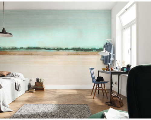 Wohnzimmer mit gemusterter Tapete, Bett und Schreibtisch