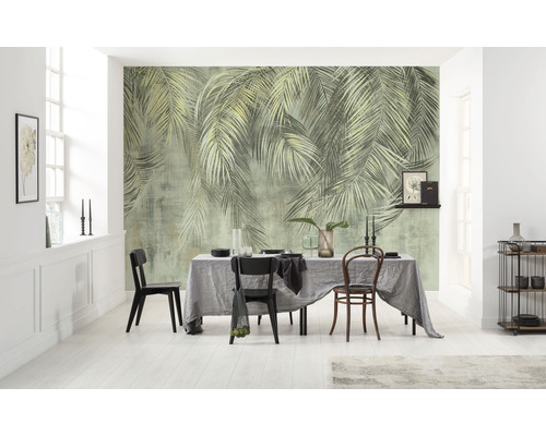 Salle à manger avec papier peint photo à motif de palmiers, table à manger et chaises dans une pièce lumineuse