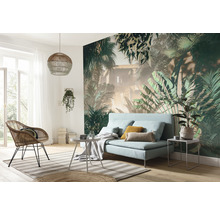 Wohnzimmer mit Fototapete, Sofa, Sessel, Teppich und Beistelltischen.