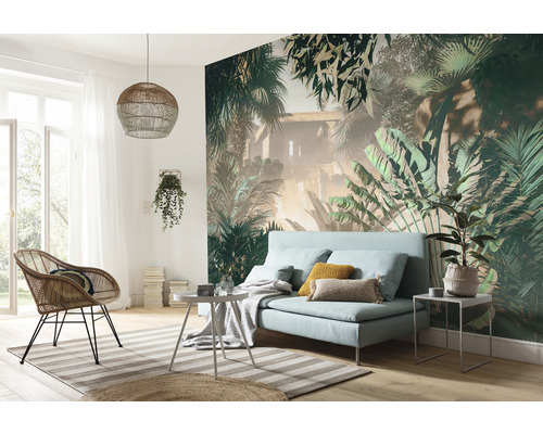 Salon avec papier peint photo, canapé, fauteuil, tapis et tables d''appoint.