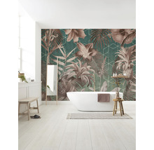 Salle de bains avec baignoire îlot et papier peint à motifs floraux