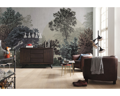 Wohnzimmer mit einer Fototapete mit Waldmotiv, einem Sideboard und Ledersesseln.
