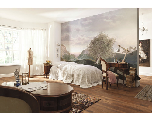 Chambre claire avec lit, bureau et papier peint paysage
