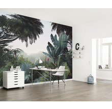 Intérieur avec papier peint photo jungle, bureau et caisson à roulettes