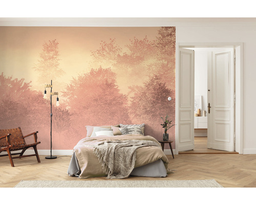 Schlafzimmer mit Fototapete mit Waldmotiv, Bett und Lampe