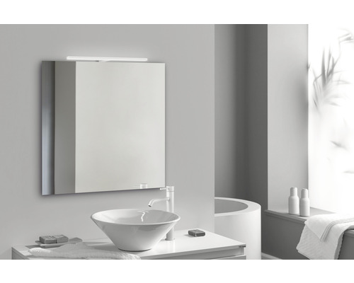 Scène de salle de bains avec armoire de toilette, lavabo et baignoire