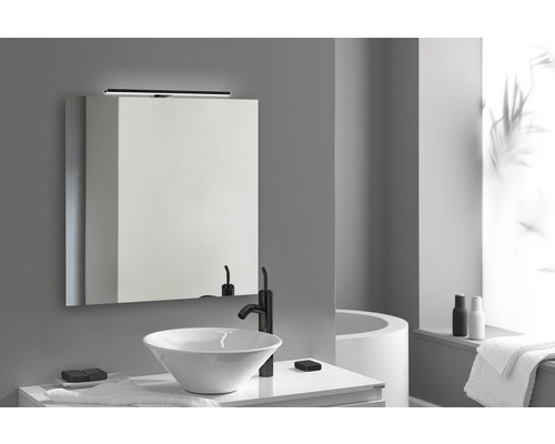 Modernes Badezimmer mit Waschtisch, Aufsatzwaschbecken, Spiegelschrank und Beleuchtung.