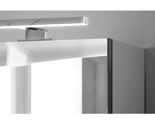 Detailaufnahme eines Spiegelschranks mit Beleuchtung