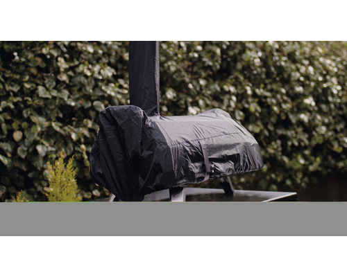 Abgedeckter Pizzaofen mit Schutzhülle im Aussenbereich